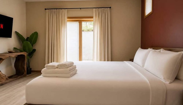 1 Free Parking, Sleeps 10 in Chicago