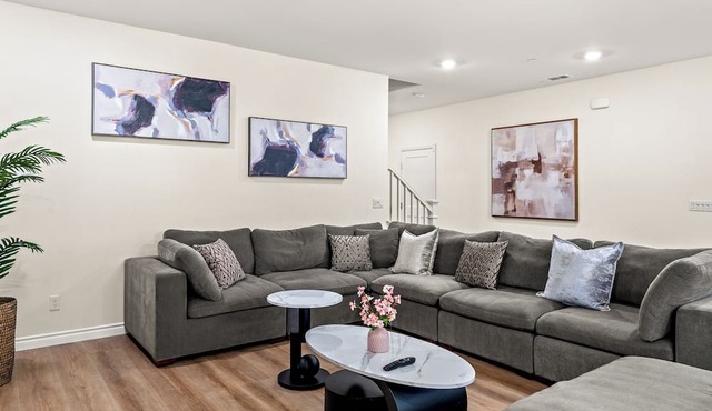 Spacious 5-bedroom villa in excellent Ontario with AC NEAR AIRPORT 9 BEDS in Ontario