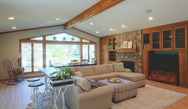 Remarkable 3-bedroom home, indoor pool, golf, on the lake, 30 min to Twin Cities