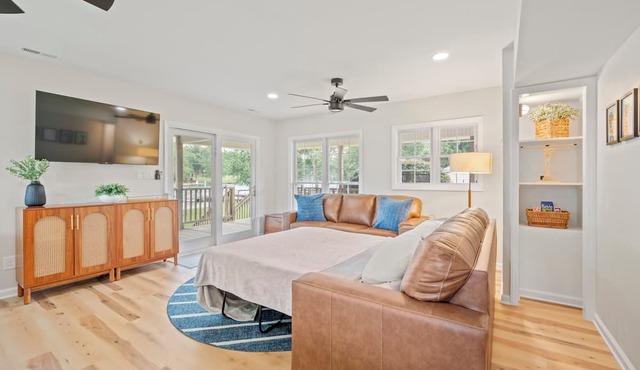 Charming Lakefront Cottage with Beach & Pier in Claremont