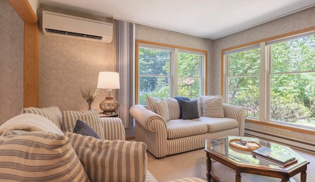Glennwood Cottage! Coastal woodsy charm with association beach access