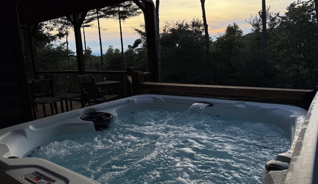 Blue Ridge Shadows Lodge: Escape to the serene Blue Ridge Mountains