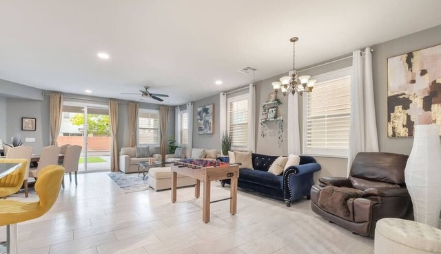 Large Groups! Game Room| BBQ| Spacious| Near Strip