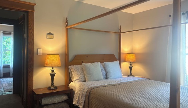 Blackbird Retreat - 4-bedrooms sleeps 6 full house