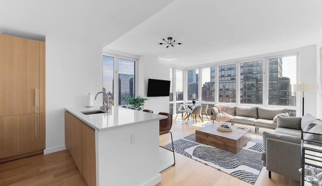 Luxury 2BR/2BA Apartment with Stunning NYC Skyline Views