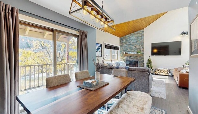 Walk-to-lift condo w/balcony, fireplace, pool, hot tub, sauna, gym, gameroom in Killington