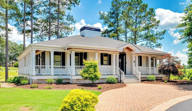 Luxury 6-bedroom cottage with golf course view in charming Travelers Rest