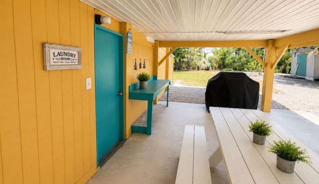 Entire cottage in Fort Myers-Iona, minutes to Fort Myers Beach & Sanibel Island. in Fort Myers