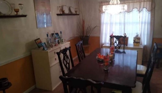 Charming 1-bedroom house with AC in cozy Jonesboro, with pool, fire pit & yard