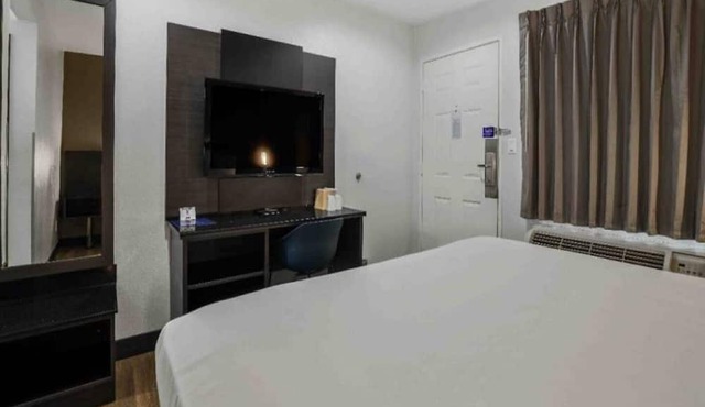 1 King Bed | Non-Smoking