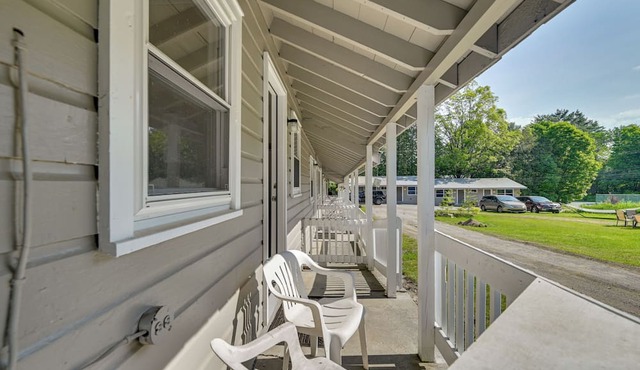 Walk to Schroon Lake! Studio w/Shared Fire Pit