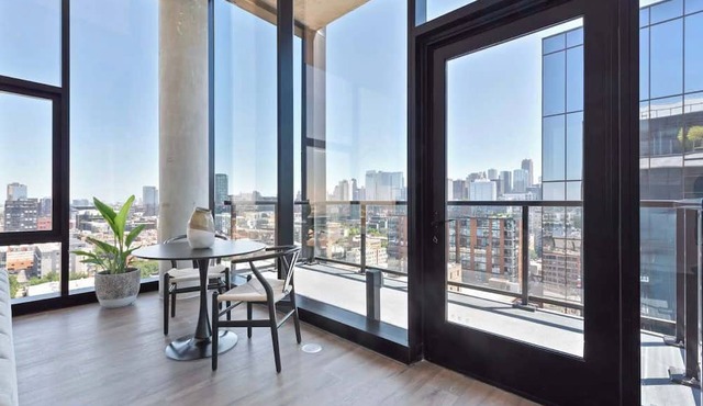 Prime 4BR Penthouse w/Skyline Views for Families in Chicago