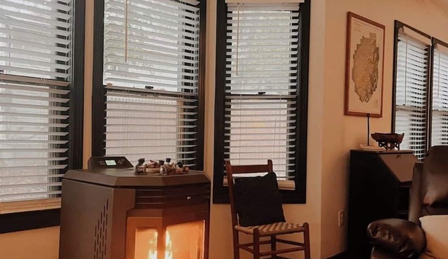 Vintage 4-bedroom house with WiFi in Schroon Lake