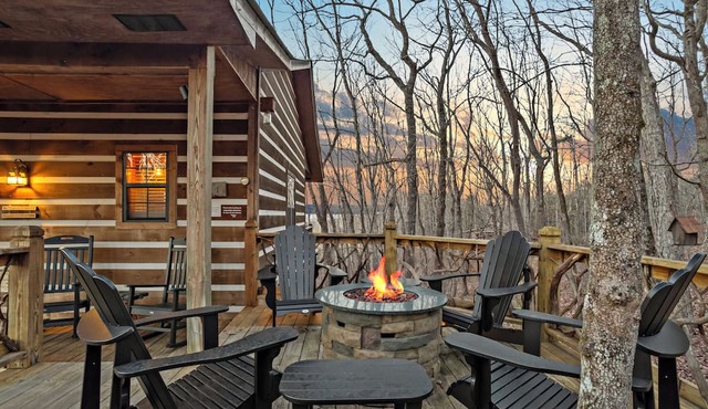 Sweet Retreat Cabin - Fiber Optic Wi-Fi, Hot tub, Pool table and more. in Cleveland