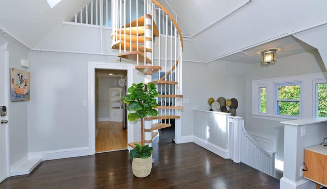 Jennifer’s Unique Loft Near Brown 2 Parking Spots
