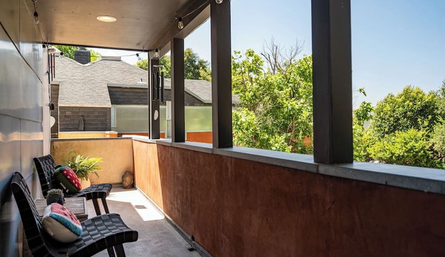 2 Gorgeous Apartments for the Price of 1: Comfy beds, Fireplace, Mountain View