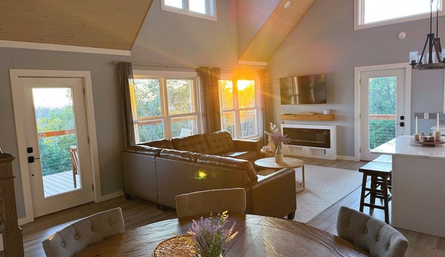 Modern 5BR/3 Bath 4000sq ft Escape, Movie RM, 2 decks, Grill, above clouds views