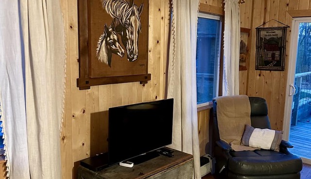 Beautiful & peaceful cabin w deck, garden, firepit & walking trails.
