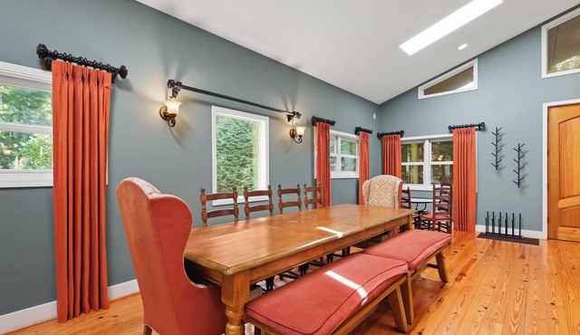 Spacious 5BR/4BA/1 level home on 8 acres w/Stunning Views, Hot Tub & Fire Pit