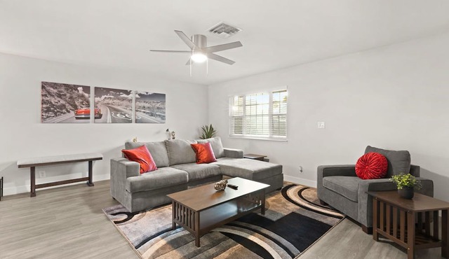 Downtown Las Vegas 7BR 4BA 11 Bed 3000 sf + Outdoor Space Fremont St Arts Dist