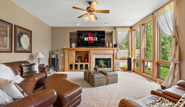 Lux Retreat 5 Acres- Pool/Hot Tub/Tiki Bar/Fire Pit/Game Room- Great for Groups!