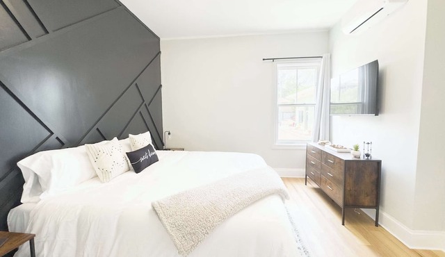 Jennifer's Stylish & Modern Broadway Getaway