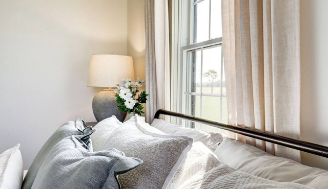 The Eby Farm/Newly renovated, Modern, Peaceful 5 bedroom & 5 bath/Hot Tub