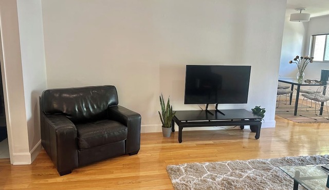2-bedroom Condo in Heart of Downtown Calabasas