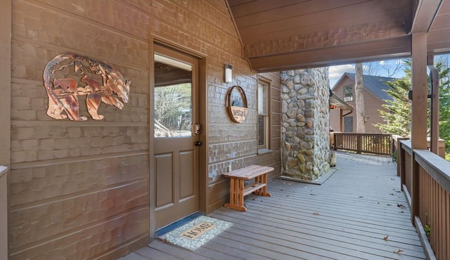 4 BR Estate-Pool-Hot Tub-Outdoor Fireplace-Epic Patio-BBQ-Pool Table-DogFriendly