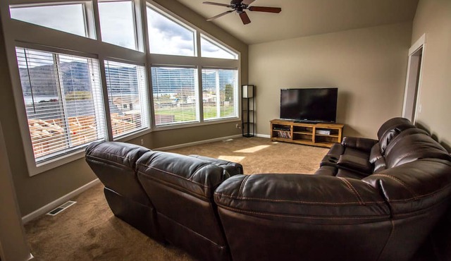 Newer Home With Amazing Lake Views, Heated Pool and Game Room. STR Permit #730. in Manson