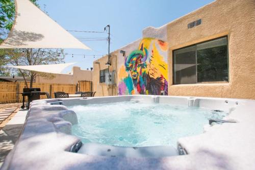 Old Town Buffalo-Hot Tub-Pet Friendly!