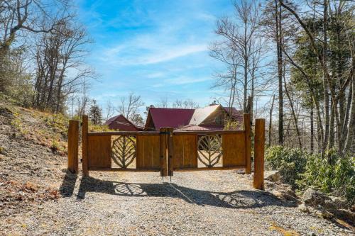 Game Room + Deck: Spacious Spruce Pine Retreat!