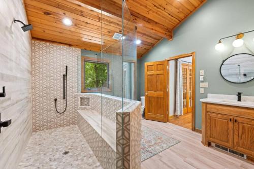 Riverview Retreat - Hot Tub, Pool Table