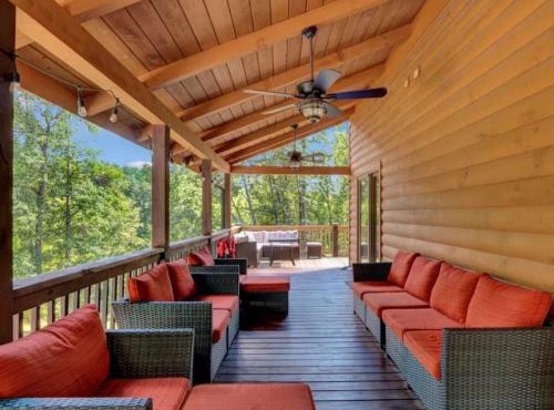 Fox Lake Cabin Retreat! Hot Tub, Games, Fire Pit, Sleeps 8