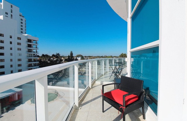Castle M16 Ocean/Pool view, balcony, gym. tennis, & free valet parking!